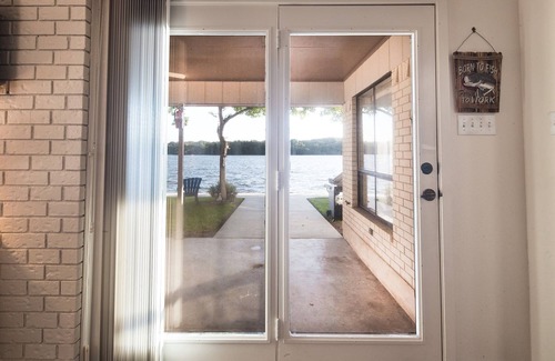 Marble Falls House | Bring your boat, jet skis, fishing poles, swimsuit, pet, and family!