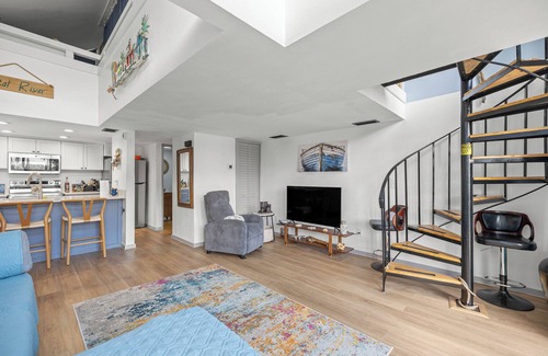 Crystal River House | Bring Your Boat-Waterfront Bungalow- On River Time!
