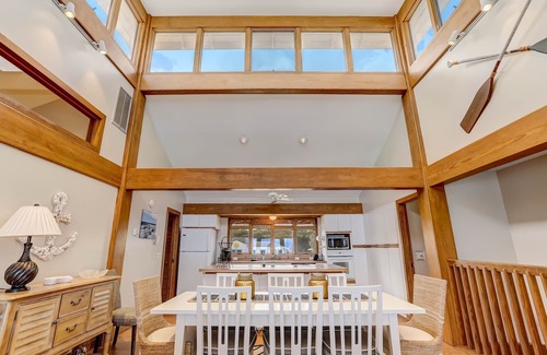 Fernandina Beach Hotel | Bring your dog on vacation to this oceanfront house. Amazing views and lots of parking.