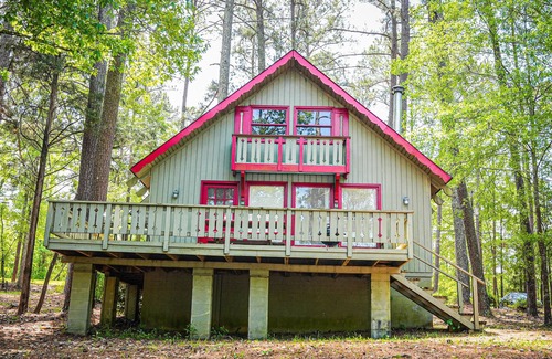 Pine Mountain Ski Chalet | Bring your fur-baby and enjoy this beautiful Chalet overlooking Lake Innsbruck!