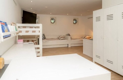 De Heen House | Bringing your kids' friends along? No problem, this water villa has a real kids corner.
