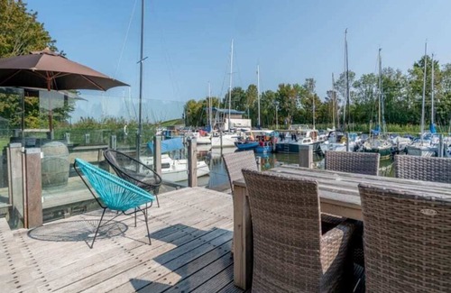 De Heen House | Bringing your kids' friends along? No problem, this water villa has a real kids corner.