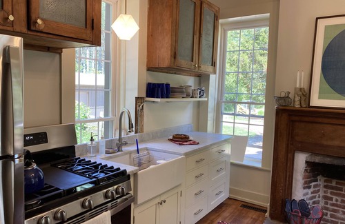 Arena House | Brisbane House: Historic Stone House & Adjoining "Summer Kitchen" Bedrooms