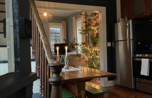 Arena House | Brisbane House: Historic Stone House & Adjoining "Summer Kitchen" Bedrooms