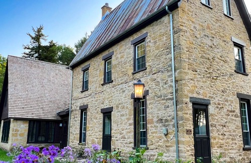 Arena House | Brisbane House: Restored Historic Stone House in the Country