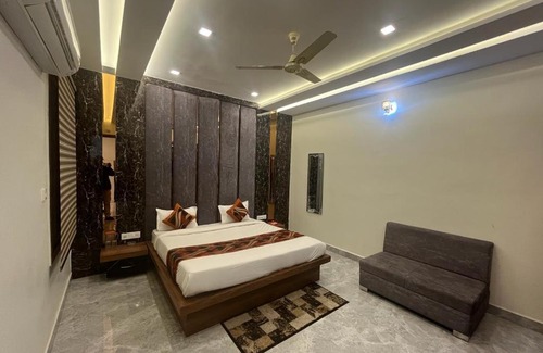 Dhanauli Hotel | Bristal Hotel & Cafe