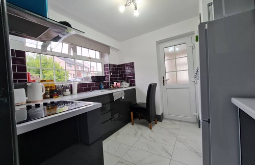 Hanham House | Bristol 2-Bed Bungalow, Sleeps 4, Parking