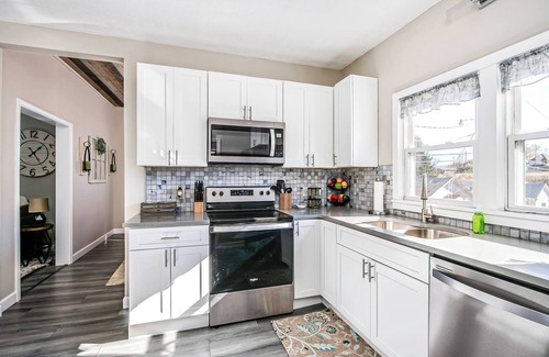 Bristol House | Bristol Abode-State St, Hot Tub, Firepit, Casino