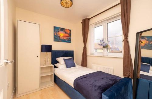 Cribbs Causeway Apartment | Bristol's Coach House - 2 Bedroom Detached Apartment with Secure Parking