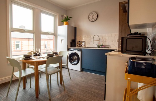 Wallasey Cottage | Britannia Apartment - a house that sleeps 6 guests in 2 bedrooms