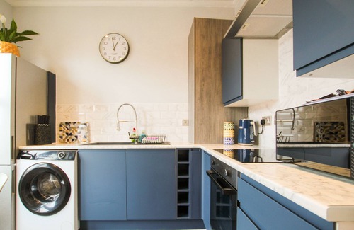 Wallasey Cottage | Britannia Apartment - a house that sleeps 6 guests in 2 bedrooms