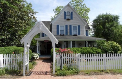 Princess Anne House | British Owned Victorian Home 3 bedrooms 3 private bathrooms kitchen dining room