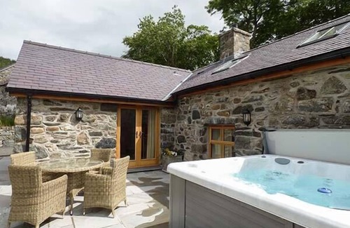 Cwmtirmynach Cottage | BRIWS, pet friendly, luxury holiday cottage, with hot tub in Llangwm