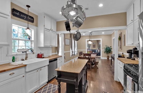 Broadmoor House | Broadmoor 3 Bed Pet Friendly Fenced Backyard