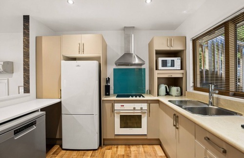 Sunshine Bay House | Broadview Hideaway - Cosy 2 bed