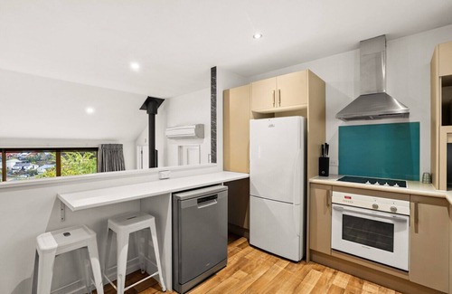 Sunshine Bay House | Broadview Hideaway - Cosy 2 bed