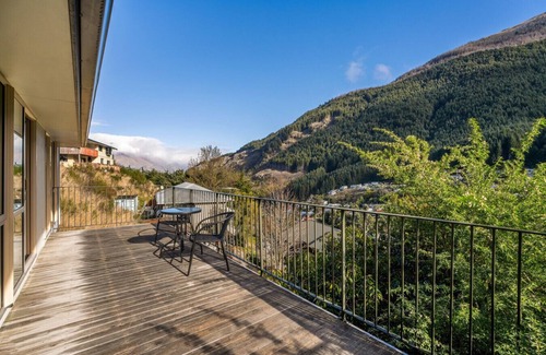 Sunshine Bay House | Broadview Hideaway - Cosy 2 bed