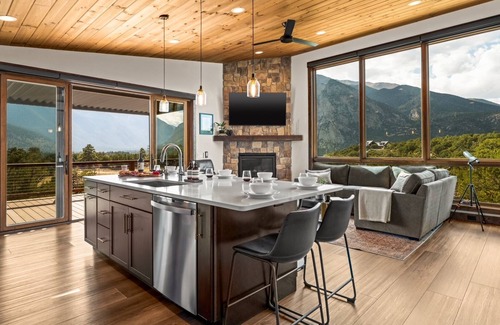 Nathrop House | Broadview Luxury Cabin + 8 acres near Mt Princeton Hot Springs