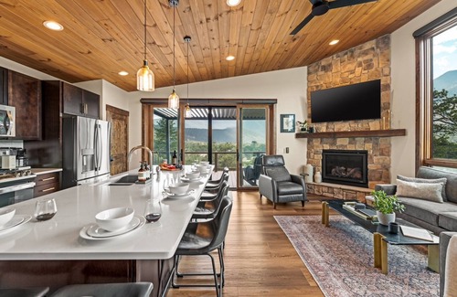 Nathrop House | Broadview Luxury Cabin + 8 acres near Mt Princeton Hot Springs