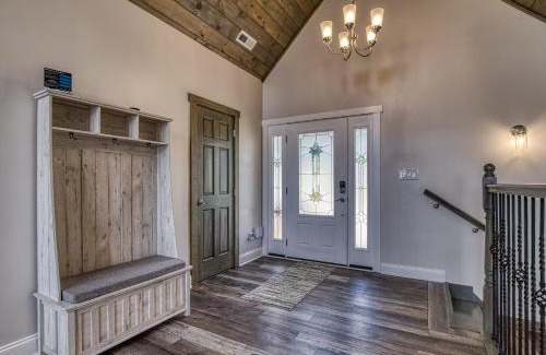 Kodak House | Broadview, River, Golf Course, Games, free Attraction Tickets, Hot Tub, WIFI!