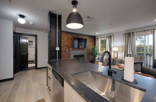 North Capitol Condo | Broadway 4min-Music Row Condo-Pool+Balcony-Sleep 4