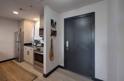 North Capitol Condo | Broadway 4min-Music Row Condo-Pool+Balcony-Sleep 4