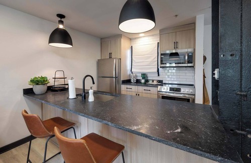 North Capitol Condo | Broadway 4min-Music Row Condo-Pool+Balcony-Sleep 4