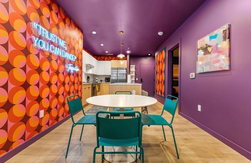 Sobro Condo | Broadway Bliss ★ Walk to Broadway! ★ 3 Bedroom DT condo ★ Pool, Gym, Fire Pits