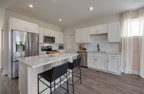 Whitebridge House | Broadway Boho - Rooftop Deck - Mins to Downtown