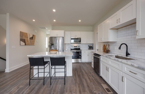 Whitebridge House | Broadway Boho - Rooftop Deck - Mins to Downtown