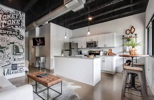 TMAG Thompson LN - Murfreesboro Rd Condo | Broadway Booze N' Snooze