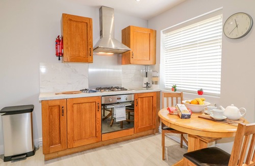 Lincoln Cottage | BROADWAY COTTAGE, pet friendly, with a garden in Lincoln