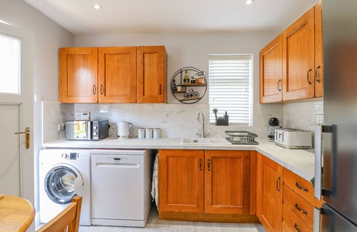 Lincoln Cottage | BROADWAY COTTAGE, pet friendly, with a garden in Lincoln