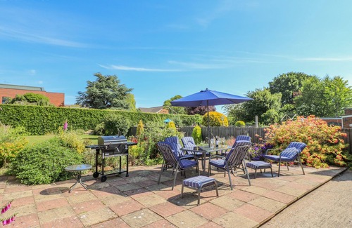 Lincoln Cottage | BROADWAY COTTAGE, pet friendly, with a garden in Lincoln