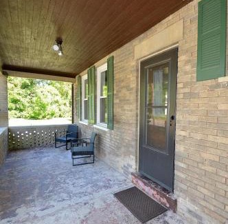 Berryville House | Broadway Cottage - Town, Hot Tub, Fire Pit, Grill, Wifi, Family Friendly, Pet Friendly