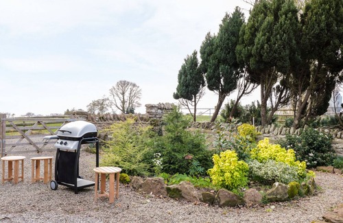 Carey Cottage | BROADWAY LANDS FARM, pet friendly, with hot tub in Little Dewchurch