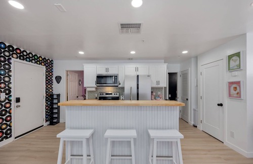 East Bank Apartment | Broadway Stay-Sleeps 6-Condo Near Music Row-Pool