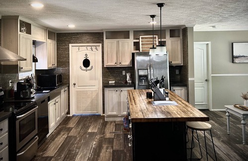 Jamestown House | Brock’s Honey 🍯🎣 Hole. 4 Boat Ramps within a mile. Tiki Bar, Corn-hole, Darts