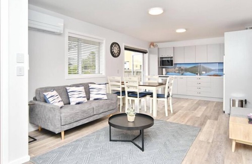 Riccarton House | Brockworth Place - 3 bedroom holiday home
