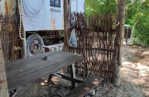 Vojvodina Boat Rental | Brodic Ruza sa pontonom i kamp kucicom