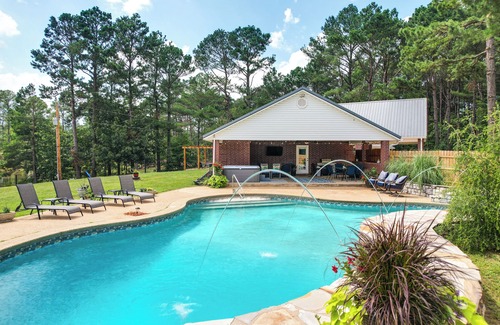 Broken Bow Cottage | Broken Bow Vacation Rental w/Pool & Hot Tub!