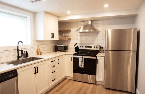 Kitchener House | Broken Oak B · Designer Dream Suite-2 bed/1 bed in Forest Heights