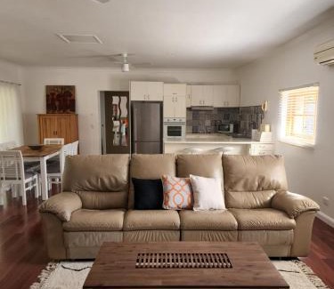 Mooloolah Valley Bed & Breakfast | Brom Cottage