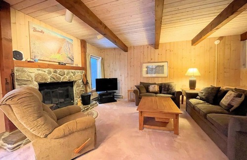 Bromley Mountain House | Bromley's Ridges 3-Level Townhouse just a short walk to the ski trailswith