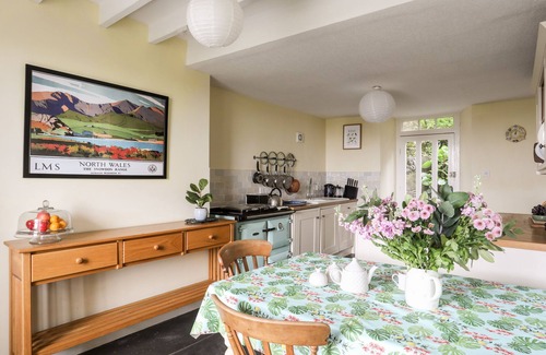 Harlech Cottage | BRON CASTELL, pet friendly, character holiday cottage in Harlech
