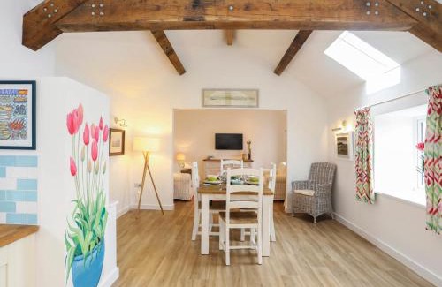 Brynsiencyn House | Bron Haul