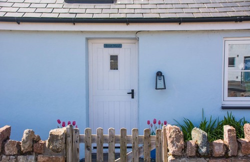 Brynsiencyn Cottage | Bron Haul - sleeps 2 guests in 1 bedroom