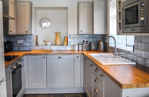 Portmeirion Cottage | Bron Madog is perched on a hillside above the Porthmadog estuary.