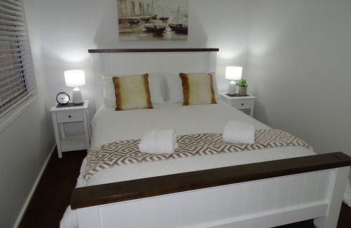 Greta Main Cabin | Bronte Lodge - Wine Country Stay Hunter Valley, Games Room, close to town.