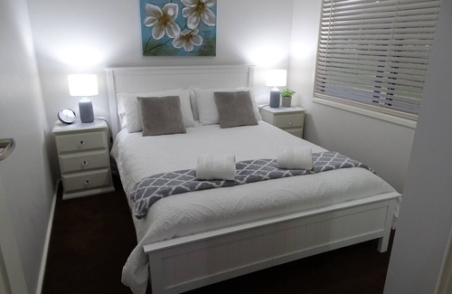 Greta Main Cabin | Bronte Lodge - Wine Country Stay Hunter Valley, Games Room, close to town.